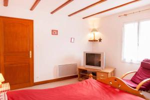 a bedroom with a bed and a tv on a table at gite joseph 2pers dans le vignoble à 8km de Colmar in Ammerschwihr