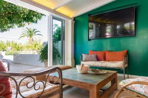 - une terrasse couverte avec un canapé et une table dans l'établissement Sirocco Hotel, à Zante