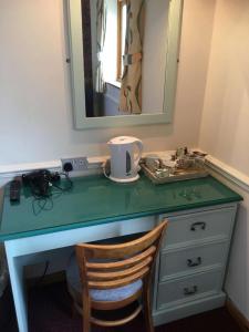 a green desk with a sink and a mirror at The White Horse Inn in Cambridge