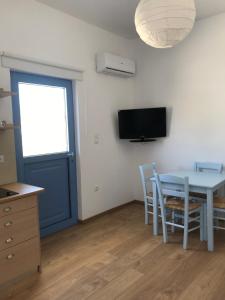 TV a/nebo společenská místnost v ubytování Vegera Apartment 'Sofrano', Stavros Donoussa