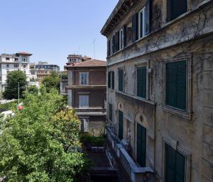 un condominio con balcone in città di Suites Farnese Design a Roma