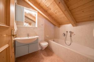 ein Badezimmer mit einem Waschbecken, einem WC und einer Badewanne in der Unterkunft Haus Hubertus - Fewo 6 in St. Leonhard in Passeier