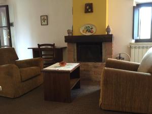 カステッリーナ・イン・キアンティにあるCollelungoのリビングルーム(椅子、暖炉付)