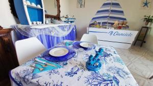 una mesa con un mantel azul y blanco en B&B Il Cianciolo, en Lampedusa