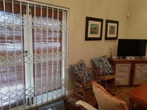 uma sala de estar com uma porta de vidro deslizante em Hart-se-Punt em Paternoster
