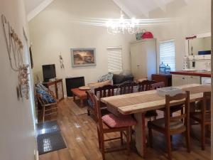 Hart-se-Punt في باتيرنوستير: مطبخ وغرفة طعام مع طاولة وكراسي