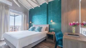 Un pat sau paturi într-o cameră la Blue Jasmine Hotel