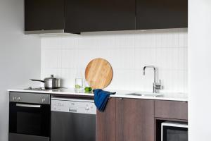 O bucătărie sau chicinetă la Dandenong Central Apartments Official