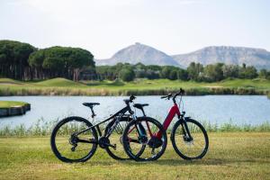 two bikes parked next to a body of water at Empordà Golf Resort in Torroella de Montgrí