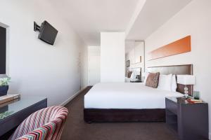 Postel nebo postele na pokoji v ubytování Dandenong Central Apartments Official + 19 fotografií