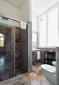 een badkamer met een douche, een bad en een wastafel bij Suites Farnese Design in Rome
