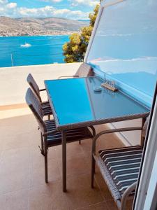 een tafel op een balkon met uitzicht op het water bij apartment Elena in Okrug Donji