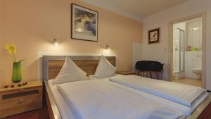Säng eller sängar i ett rum på Hotel Luitpold
