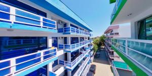 una vista aérea de un edificio con balcones azules en Magic Costinesti, en Costinesti