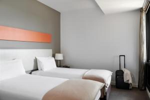Un pat sau paturi într-o cameră la Dandenong Central Apartments Official
