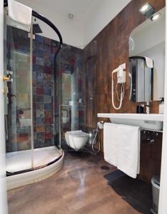 un bagno con doccia e WC di Suites Farnese Design a Roma