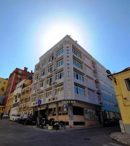 Hotel Botanico في لشبونة: مبنى ابيض كبير على زاوية شارع