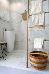 Phòng tắm tại Le Petit Trianon et le Charme des Suites