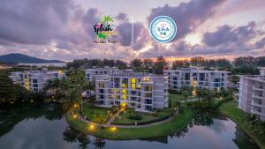 ein Bild eines Resorts bei Sonnenuntergang in der Unterkunft Splash Beach Resort, Maikhao Phuket - SHA Extra Plus in Mai Khao Beach