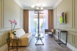 un soggiorno con un divano e una TV di Ormos Luxury Suites Elia a Ormos Panagias