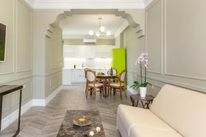 ein Wohnzimmer mit einem weißen Sofa und einem Tisch in der Unterkunft Ormos Luxury Suites Elia in Ormos Panagias