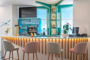 Loungen eller baren på Hotel El Puerto by Pierre Vacances