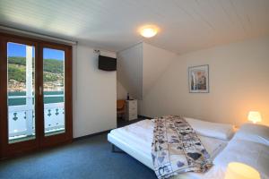 Rúm í herbergi á Zappa Lake Lodge