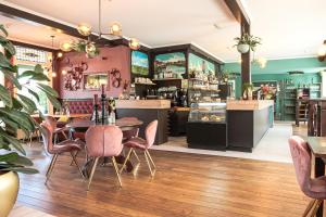 a restaurant with tables and chairs and a bar at Hotel Restaurant Goerres in Akkrum