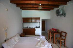 - une cuisine avec un lit et une table dans une chambre dans l'établissement Anatoli Apartments, à Chersónissos 34 autres photos