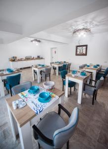 a dining room with tables and chairs in a room at Boutique 23 in Douăzeci şi Trei August