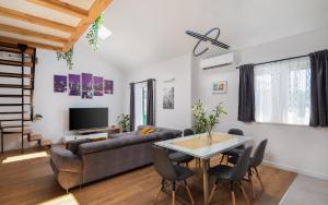 Televízia a/alebo spoločenská miestnosť v ubytovaní Metily apartment