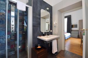 Een badkamer bij Suites Farnese Design