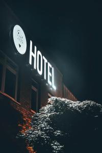 un panneau d'hôtel sur le côté d'un bâtiment la nuit dans l'établissement Sleep Point, à Brême