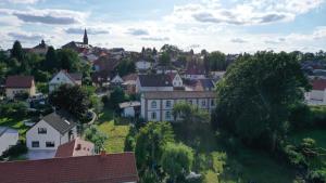 une ville avec des maisons sur une colline arborée dans l'établissement Oberzent-Hostelstyle nur für aktive Touristen, à Beerfelden