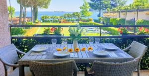 a table on a balcony with a view of the ocean at Residence Villalsole in San Felice del Benaco