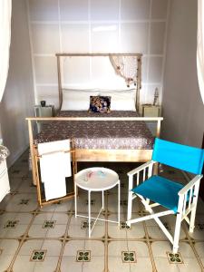 - une petite chambre avec un lit et deux chaises dans l'établissement VacanzeNaxos - Casa Frontemare, à Giardini Naxos