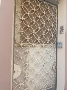 een metalen deur met een ontwerp erop bij Acropolis Quiet House in Athene