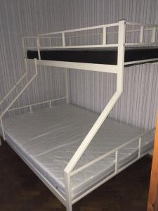 białe łóżko piętrowe w pokoju w obiekcie Квартира на Фонтане. w Odessie