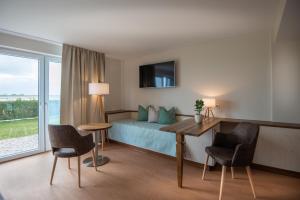 TV a/nebo společenská místnost v ubytování BE BIO Hotel be natural - direkt am Wasser