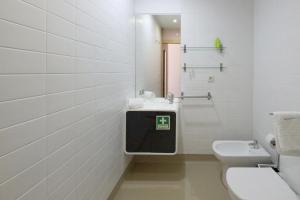 ein weißes Bad mit einem Waschbecken und einem WC in der Unterkunft FLH Porto City Apartment with Balcony in Porto