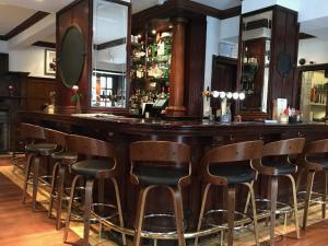 un bar con un montón de taburetes en una habitación en Rab Ha's, en Glasgow