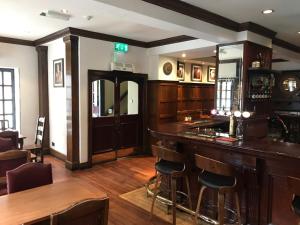 un bar en un pub con suelo y sillas de madera en Rab Ha's en Glasgow