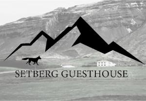 ein schwarz-weißes Bild eines Pferdes, das vor einem Berg läuft in der Unterkunft Setberg Guesthouse in Nesjum
