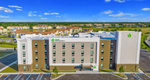 eine Luftansicht eines Hotels mit Parkplatz in der Unterkunft Extended Stay America Premier Suites - Port Charlotte - I-75 in Port Charlotte