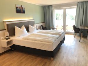 Postel nebo postele na pokoji v ubytování BE BIO Hotel be natural - direkt am Wasser