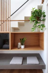 eine Treppe mit Holzregalen und zwei Pflanzen in der Unterkunft Pànto - Rooftop boutique rooms in Palermo