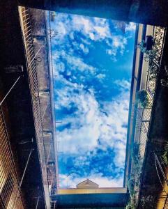 una ventana de un edificio con vistas al cielo en ReArduinoIvrea en Ivrea