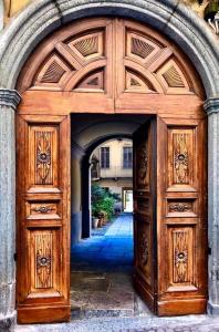 une arche avec une porte en bois dans un bâtiment dans l'établissement ReArduinoIvrea, à Ivrea