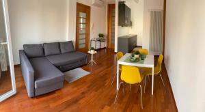 sala de estar con sofá, mesa y sillas en Borgo antico - FronteMare, en Giovinazzo