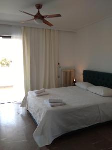 Ένα ή περισσότερα κρεβάτια σε δωμάτιο στο Glyfada Seabreeze Apartment